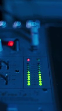 Ses seviyesi sinyalinin dikey LED göstergesi. Neon ışığı konsolunu birbirine karıştırıyor. Yeşil ve sarı LED çıkış seviyesi göstergesi. Ses düzeyi gösterge ışıklarını değiştirir. VU metre analog ses paneli