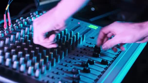 Mão Masculina Ajustando Faders Para Cima Para Baixo Mixer Áudio — Vídeo de Stock
