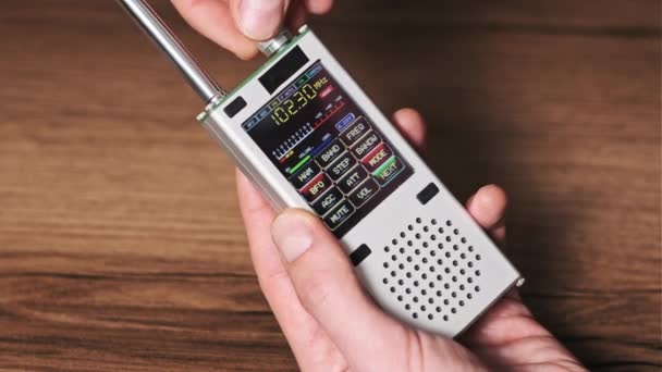 Ψάχνοντας Συχνότητα Των Ραδιοφωνικών Σταθμών Στο Σύγχρονο Εύχρηστο Ραδιόφωνο Ψηφιακή — Αρχείο Βίντεο
