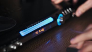 Küçük disk DVD oynatıcıya eklenir. Erkek eli CD 'yi CD çalar tepsisine yakın çekime koyar. Müzik, filmler ya da veriler bir lazer optik bilgi depolama aracına kaydedildi. Küçük Disk Yükleniyor