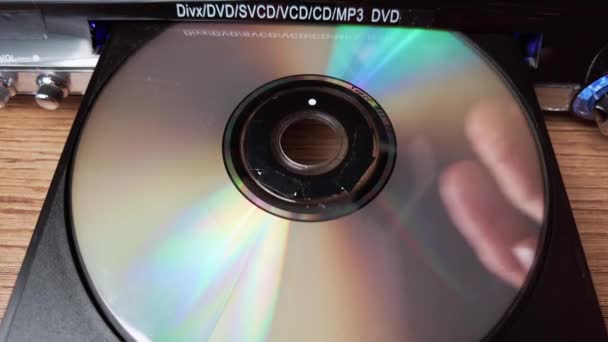 Dvd Compact Disc Wordt Uit Speler Geworpen Mannelijke Hand Laadt — Stockvideo