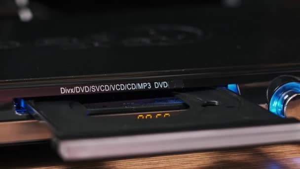 从Dvd Cd播放机加载光盘 男性手将Cd装入Cd播放机托盘的特写中 在激光光学信息存储介质上记录的音乐 电影或数据 装载量光碟 — 图库视频影像