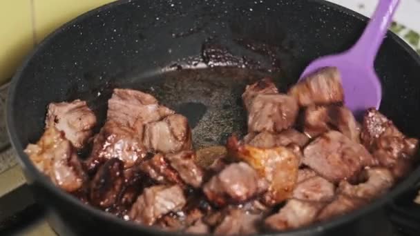 Der Heimischen Küche Werden Schweinefleischstücke Einer Pfanne Gebraten Appetitlich Saftig — Stockvideo