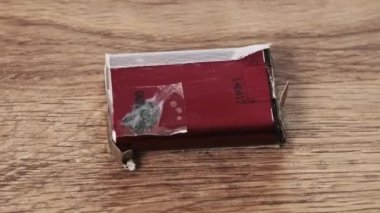 Lityum pili yakın çekimde döner. Cihaz için lityum pil. Lityum-iyon makro şarj edilebilir akümülatör. Mobil cihazlar için elektrik kaynağı. Geri dönüşüm sorunu, çevre, performans