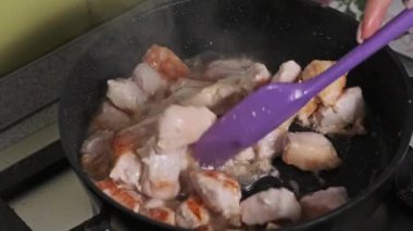 Tavuk eti parçaları ev mutfağında kızartma tavasında kızartılır. İştah açıcı doğranmış et pişirilir ve sobanın üzerinde çubuksuz bir tavada spatula ile taşınır. Yemek hazırlama, fileto kızartma.