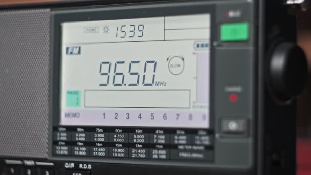 Balança Lcd Digital Close Rádio Moderno Com Frequência Varredura Painel — Vídeo de Stock