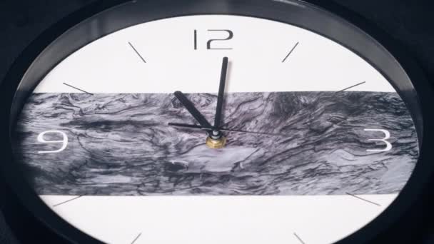 Duvardaki Saat Saatin Zaman Ayarını Değiştiriyor Yavaşça Dönen Hareket Eden — Stok video