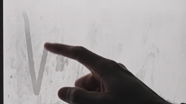 Desenho Palavra Dedo Inverno Uma Janela Nebulosa Durante Queda Neve — Vídeo de Stock