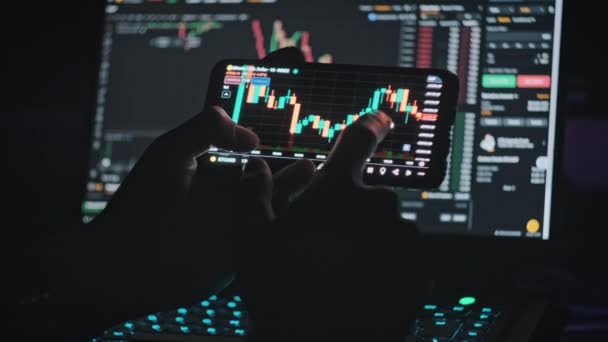 Obchodník Analyzuje Online Btc Cenu Kryptoměn Grafu Obrazovce Smartphonu Investor — Stock video