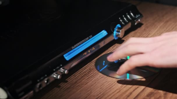 Chargement Disque Compact Dans Lecteur Dvd Main Masculine Charge Dans — Video