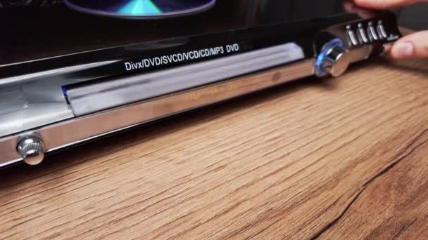 Disco Compacto Inserta Reproductor Dvd Mano Masculina Carga Primer Plano — Vídeos de Stock