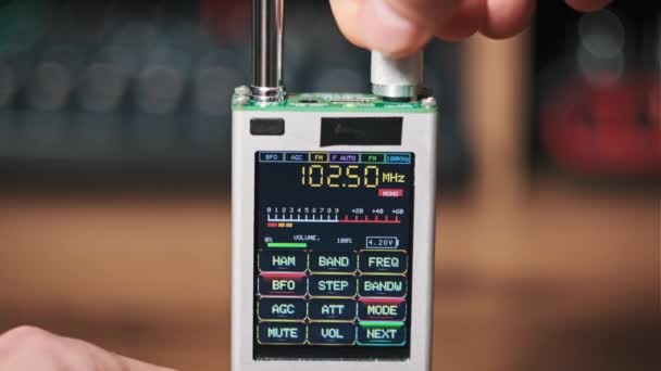 Modern Handy Radio Nun Dijital Lcd Ölçekli Frekansı Kapatın Çevirme — Stok video