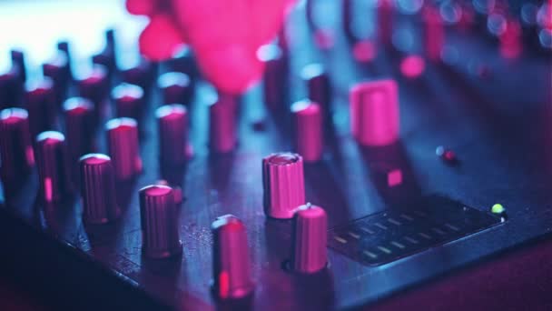 Erkek Neon Işıkta Ses Mikserinin Düğmelerini Ayarlıyor Renkli Arka Planda — Stok video