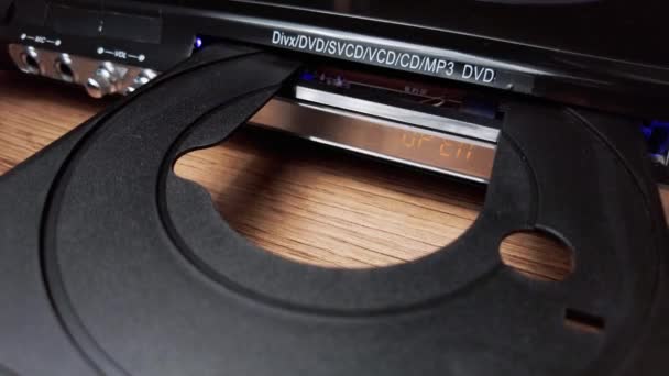 Carga Disco Compacto Reproductor Dvd Mano Masculina Carga Primer Plano — Vídeo de stock