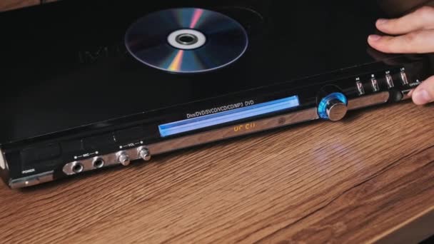 Dvd光盘从播放机上弹出 男性手把Cd从Cd播放机上卸下 在激光光学信息存储介质上记录的音乐 电影或数据 卸下光碟 — 图库视频影像
