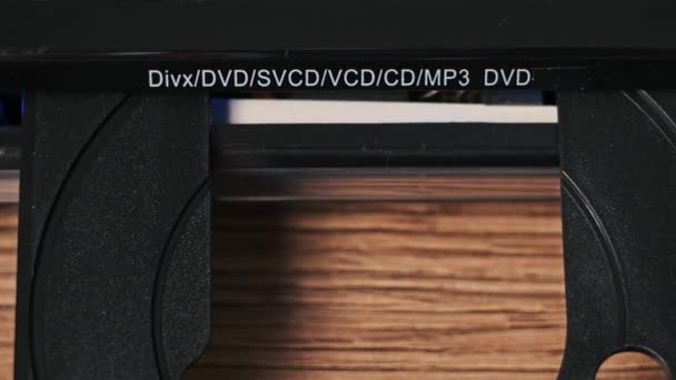 Компактный Диск Вставляется Dvd Плеер Мужская Рука Загружает Компакт Диск — стоковое видео