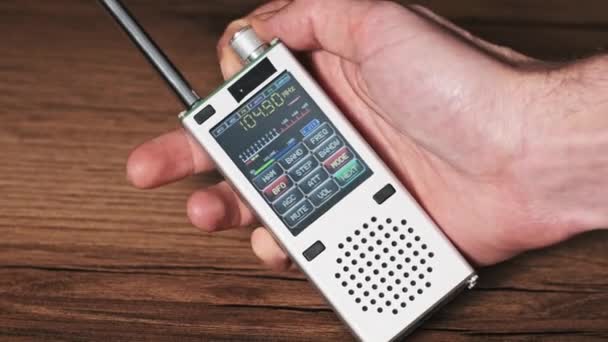Rádio Prático Moderno Com Escala Digital Lcd Frequência Pesquisa Estações — Vídeo de Stock