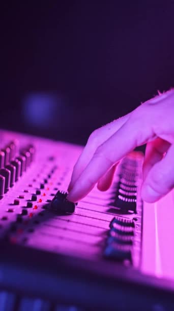 Vertikale Hand Justiert Lautstärkepegelregler Mischpult Fadern Neon Licht Nahaufnahme Tontechniker — Stockvideo