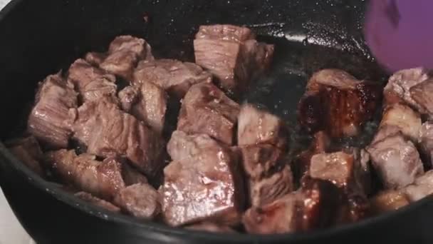 Los Trozos Carne Cerdo Fríen Una Sartén Una Cocina Casera — Vídeos de Stock