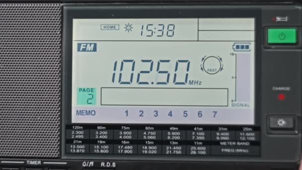 具有扫描调频频率的现代收音机的特写数字液晶缩放 拨号盘显示的大数与不同的射频 便携式无线电自动搜索范围 调音接收机 — 图库视频影像