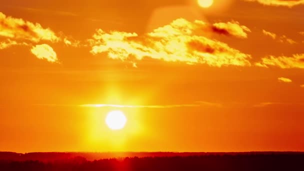Niesamowity Zachód Słońca Pomarańczowym Niebie Ciemnymi Dramatycznymi Chmurami Timelapse Jasne — Wideo stockowe