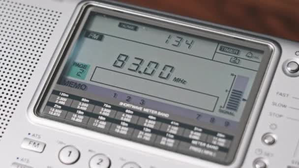 具有扫描调频频率的现代收音机的特写数字液晶缩放 拨号盘显示的大数与不同的射频 便携式无线电自动搜索范围 调音接收机 — 图库视频影像