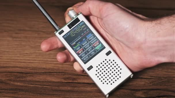 Búsqueda Frecuencia Las Estaciones Radio Moderna Radio Práctica Con Escala — Vídeos de Stock