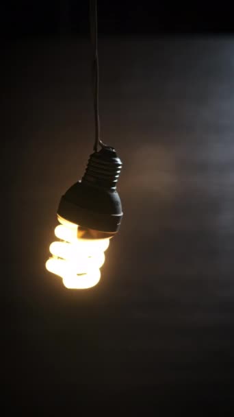 Verticale Close Lamp Flikkerend Verlichtend Zachtjes Zwaaiend Een Elektrische Draad — Stockvideo