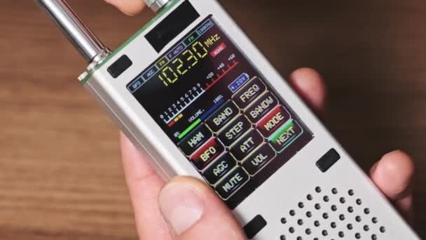 Modern Radyo Istasyonlarının Dijital Lcd Ölçeğinde Arama Frekansına Sahip Kullanışlı — Stok video