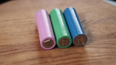 Lityum bataryası 18650, yakın çekimde dönüyor. Cihaz için lityum pil. Lityum-iyon makro şarj edilebilir akümülatör. Mobil cihazlar için elektrik kaynağı. Geri dönüşüm sorunu, çevre, teknoloji