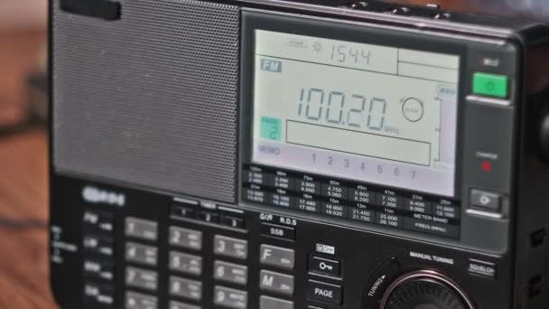 现代收音机与数字液晶比例尺扫描调频桌上 便携式无线电自动搜索调频范围 拨号盘显示的大数与不同的射频 后续行动 — 图库视频影像