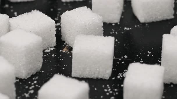 Cubos Açúcar Giram Sobre Mesa Close Lotes Açúcar Branco Refinado — Vídeo de Stock