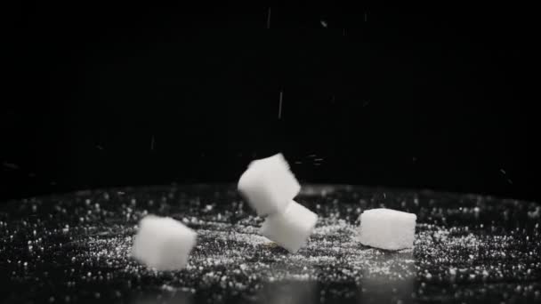 Kostki Cukru Spadają Obracający Się Stół Zwolnionym Tempie Twarde Kawałki — Wideo stockowe