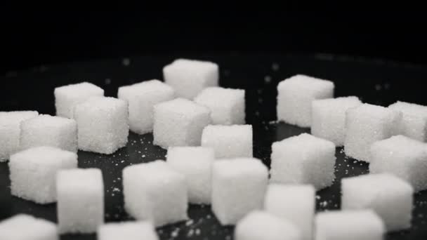 Kostky Cukru Otáčejí Stole Zblízka Spousta Bílého Rafinovaného Cukru Hladce — Stock video