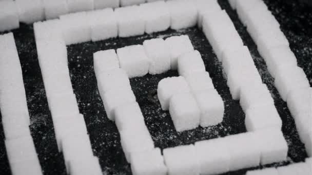 Suikerdoolhof Veel Suikerklontjes Zijn Gevouwen Labyrint Vorm Draait Zwarte Achtergrond — Stockvideo