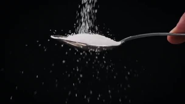 Azúcar Vierte Una Cuchara Sobre Fondo Negro Slow Motion Close — Vídeo de stock