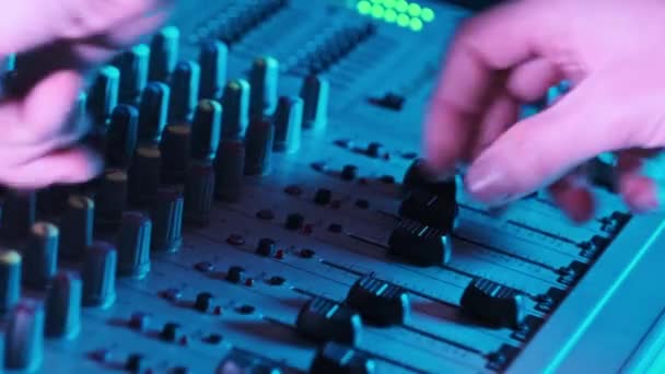 Звуковой Инженер Перемещает Усилители Вверх Вниз Аудиомиксере Неоновом Свете Крупным — стоковое видео