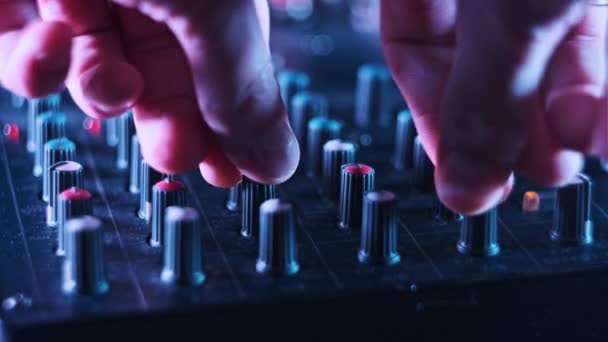 Teknisi Suara Memindahkan Level Fader Pada Konsol Mixer Audio Dalam — Stok Video