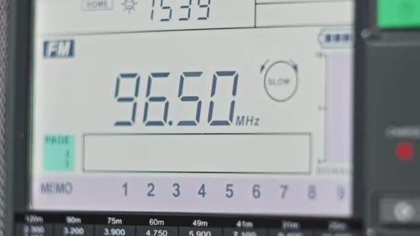 Close Scanning Frequency Digital Lcd Scale Modern Hordozható Rádió Tárcsafülke — Stock videók