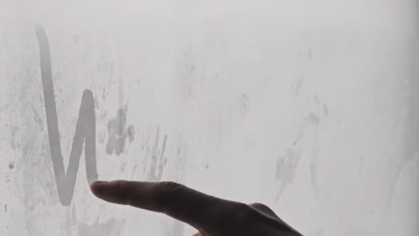 Palavra Inverno Desenho Com Dedo Masculino Janela Condensação Vidro Por — Vídeo de Stock