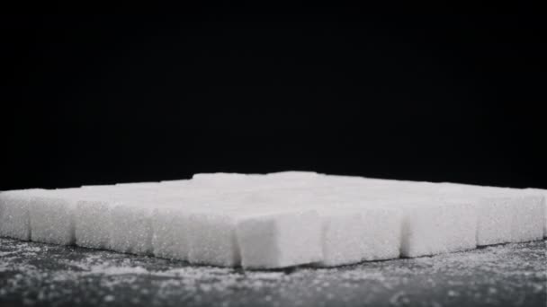 Los Terrones Azúcar Giran Cerca Muchos Cubos Azúcar Blanco Refinado — Vídeos de Stock