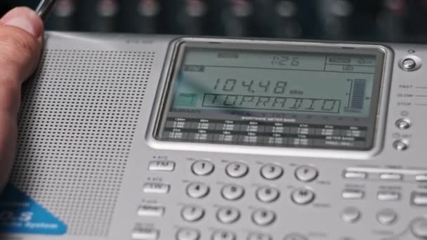 Mencari Frekuensi Stasiun Radio Radio Modern Dengan Skala Lcd Digital — Stok Video