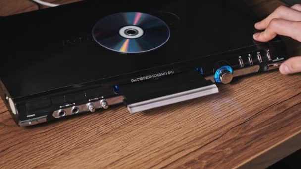 光盘被插入Dvd播放机中 男性手将Cd装入Cd播放机托盘的特写中 在激光光学信息存储介质上记录的音乐 电影或数据 装载量光碟 — 图库视频影像