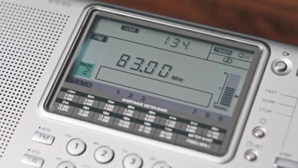 现代便携式收音机数字液晶显示秤上的调频近视扫描 拨号盘显示的大数与不同的射频 便携式无线电自动搜索范围 调音接收机 — 图库视频影像