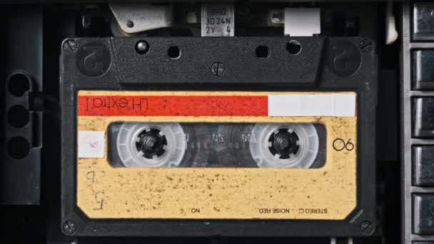 Ljudkassett Bandspelare Spelas Närbild Spelar Gul Ljudkassett Vintage Spela Ljud — Stockvideo
