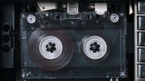 录音带录音机回放老式透明盒式磁带的特写 复古录音机 播放旧磁带的录音机 复古磁带卷轴在甲板上旋转 Rec Conversations Calls Archive 80年代 — 图库视频影像