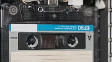 Retro teypte değişen ses kasetleri. Bir kasette birçok farklı renkte ses kasetleri çalınır. Eski kasetler kayıt cihazında döner. Çağrılar, kayıt, arşiv, müzik 80 'ler, 90' lar, nostaljik