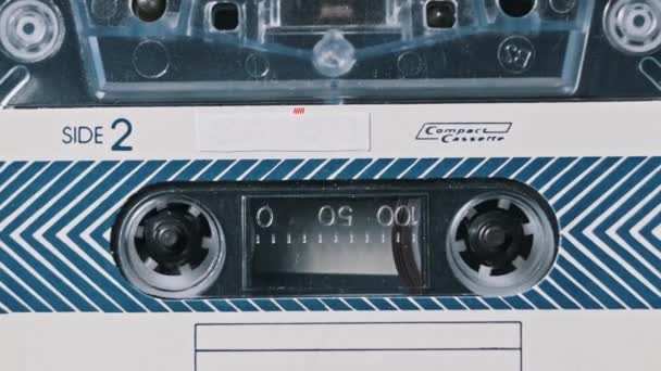 Воспроизведение Аудиомагнитофона Старинной Аудиокассеты Крупным Планом Ретро Магнитофон Проигрыватель Проигрывает — стоковое видео