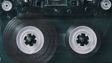 Ses kasedi bir teypte yakın çekimde çalınır. Şeffaf ses kaseti oynatılıyor. Bir retro çalgıcıda klasik plak sesi. Kayıt ya da çalma konuşmaları. Teyp makaralarını güvertede döndür