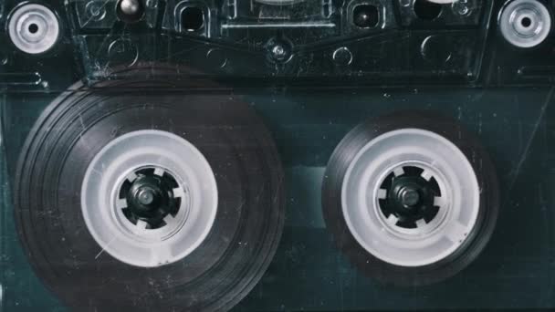 테이프 레코더의 오디오 카세트가 클로즈업으로 재생됩니다 오디오 카세트를 재생합니다 레트로 — 비디오